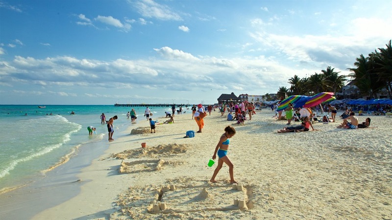 Turistas curtindo Playa del Carmen