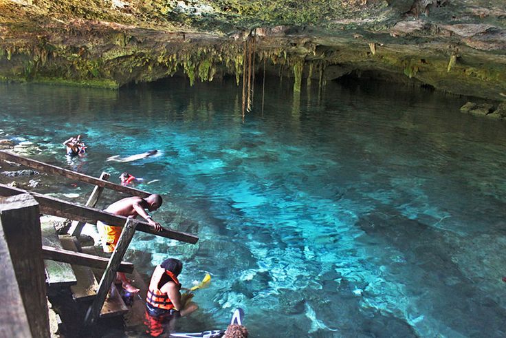 Turistas no Cenote Dos Ojos em Tulum