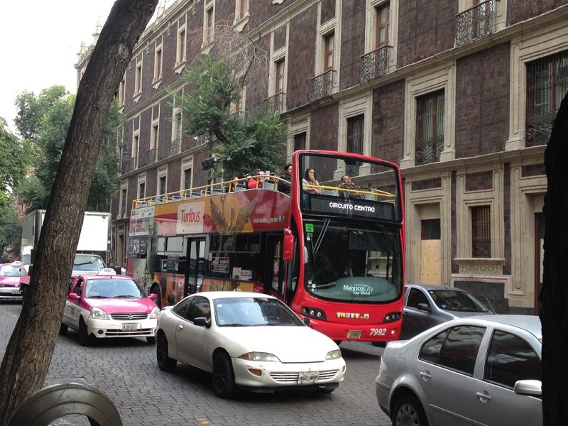 Ônibus turístico percorrendo a Cidade do México